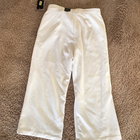 ***Brand New*** Bright white summer cropped pants - Picture 2 of 4
